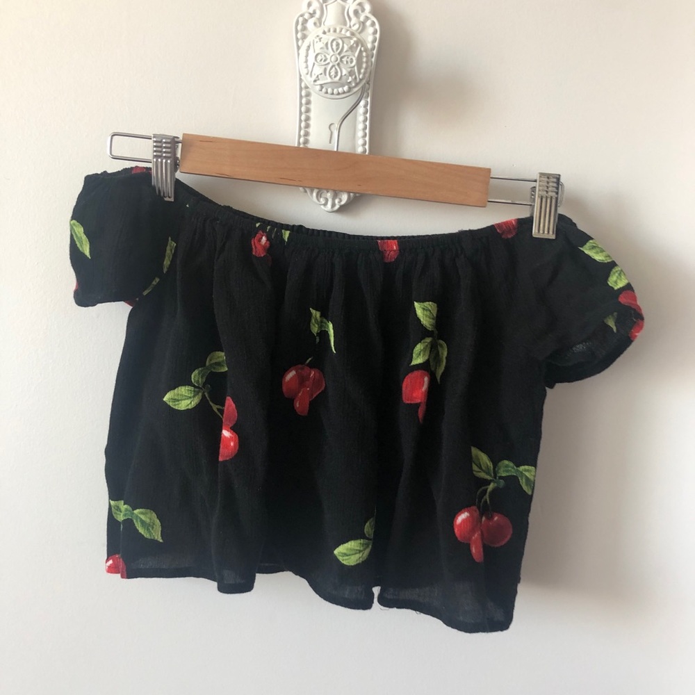 Off the shoulder cherry crop top - Picture 4 of 4